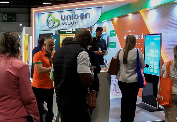 Pessoas aguardando na fila do estande