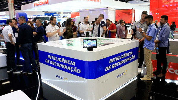 Pessoa em um estande do evento