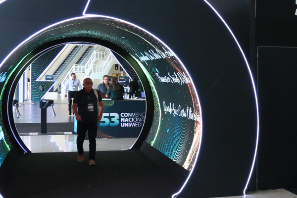 Pessoa em um portal do evento